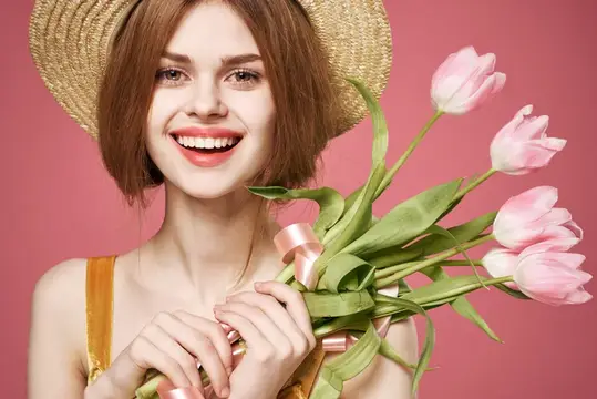 Симпатичная женщина, букет цветов, праздничный подарок, женский день, очарование