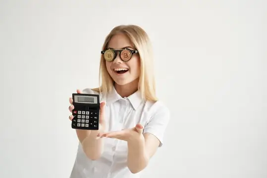 Весёлая женщина в очках из золотых монет, криптовалюта, виртуальные деньги