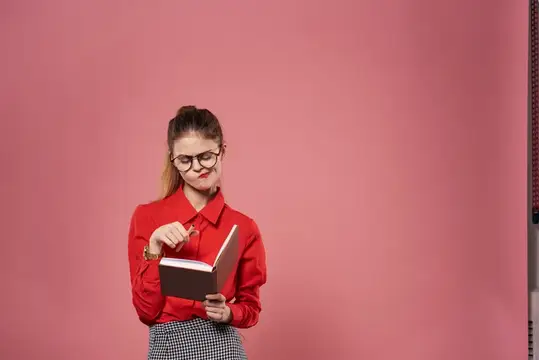 Деловая женщина в официальном костюме, элегантный стиль, работа с документами в офисе на розовом фоне