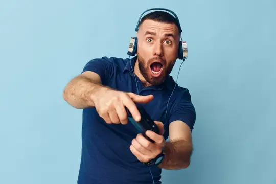 Мужчина, парень, отдых, взрослый, портрет, мужчина, технологии, выражение лица, держит, персона, образ жизни, играет, развлечение, игрок, молодой, забавный, белый, привлекательный, музыка