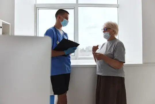Пациент на приёме у врача, осмотр в больничном кабинете