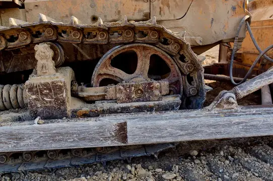 Гусеница и катки старого бульдозера крупным планом