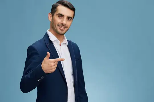 Улыбающийся мужчина в синем пиджаке указывает пальцем в сторону на голубом фоне
