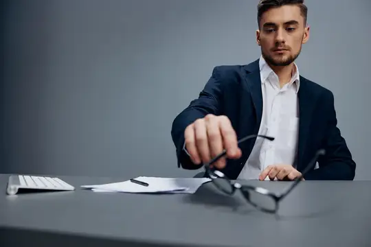 Деловые люди в очках работают за компьютером в офисе