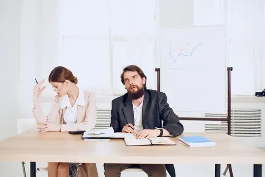 У коллег на работе возникают проблемы с общением, связанные с эмоциями и расстройствами