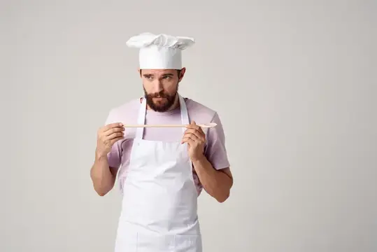 Мужчина в белом фартуке, профессионалы ресторанной кухни, индустрия