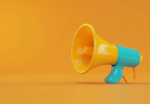 Желтый и синий мегафон на оранжевом фоне в 3D для делового общения и маркетинговых кампаний