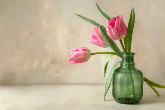Три розовых тюльпана в стеклянной бутылке на светлом фоне