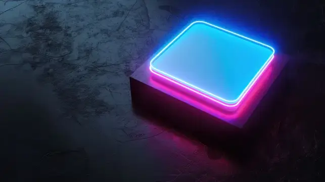 Яркий неоновый квадрат с синим центром и розовыми краями на темном текстурированном фоне, создающий современный и футуристический вид