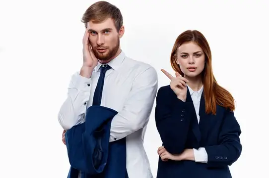 Мужчина и женщина, коллеги по работе, официальные лица, профессиональный офис