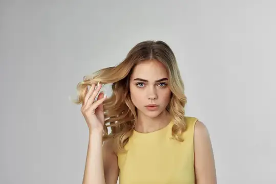 Красивая женщина позирует, привлекательный взгляд, мода, на изолированном фоне