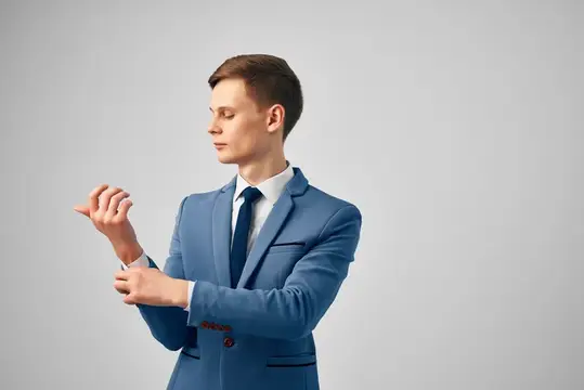 Деловой мужчина в костюме, менеджер, работает в офисе