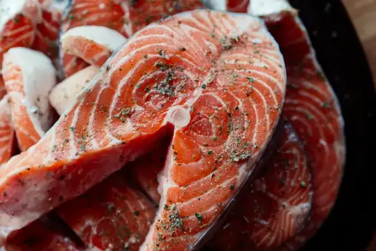 Рыба в специях на тарелке, морепродукты, обед, деликатес