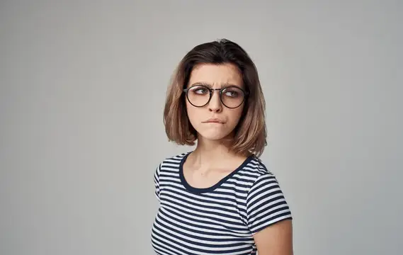 Женщина в полосатой футболке, эмоция улыбки, очки, модель