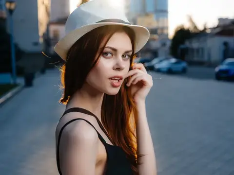 Симпатичная женщина в шляпе на улице, летние эмоции