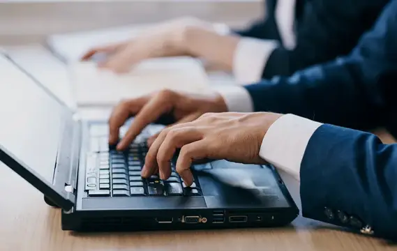 Ноутбук, настольный компьютер, технологии, коммуникация, работа в офисе, обучение