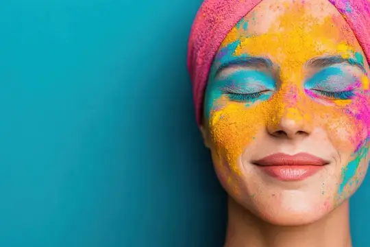 Улыбающаяся молодая женщина с разноцветным гримом на лице в розовых, голубых и желтых тонах, с закрытыми в радости глазами, на фоне яркого бирюзового фона