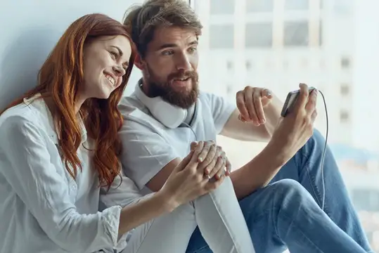 Семья болтает у окна, романтика, радость, технологии