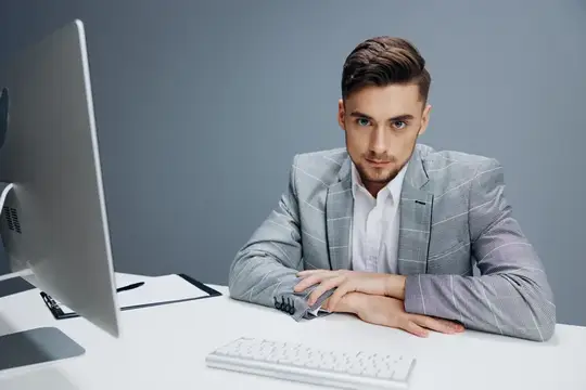 Менеджер работает за компьютером в офисе