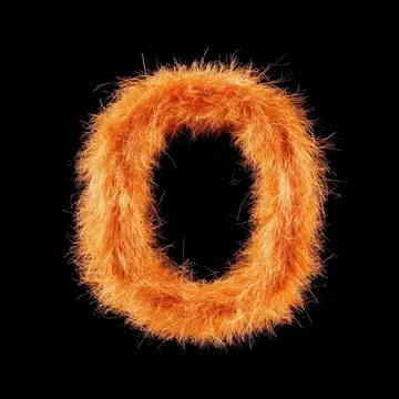 3D-рендер пушистой оранжевой буквы О на чёрном фоне