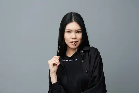 Женщина, жизнерадостная, милая, привлекательная, улыбающаяся студентка, счастливый фон, образ жизни, студия, красивое уверенное лицо, очки, корейская красота, мода, бизнес, трендовая учительница…