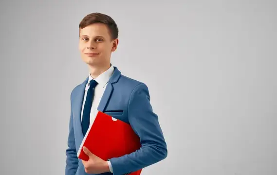 Мужчина-менеджер в костюме, официальный вид, документы, финансовый офис