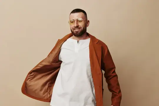 Красивый взрослый хипстер, повседневный, счастливый, белый человек, модный, европеоид, молодой, лицо, мужчины, образ жизни, парень, современный, на фоне, модель с бородой, портрет, стиль, на фоне…
