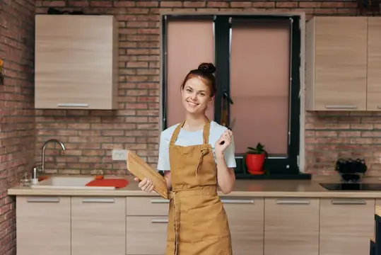 Женщина на кухне в квартире