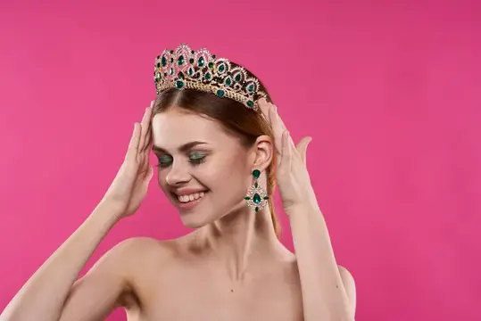 Привлекательная женщина с роскошными обнаженными плечами, косметика, мода, веселье на розовом фоне