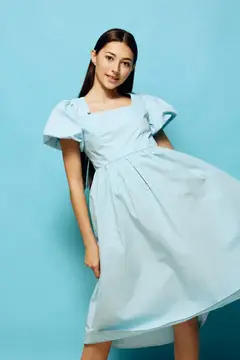 Женщина, платье, красота, улыбка, стиль, модель, красивая, голубой цвет, девушка, модная, женственная, гламур, позитив, танец, лето, выражение, молодость, мода, студийный фон