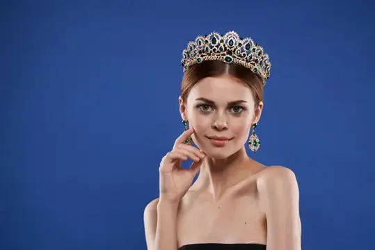 Красивая женщина с обнажёнными плечами, украшениями и косметикой, привлекательный взгляд