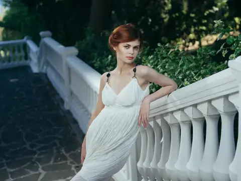 Красивая женщина в декорациях, вдохновлённых греческой мифологией, на фоне природы