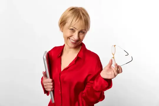 Улыбчивая блондинка в красной рубашке с ноутбуком и очками