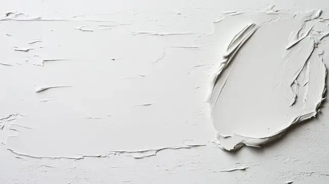Белая штукатурка крупными мазками на стене