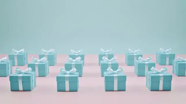 Множество бирюзовых подарочных коробок с белыми бантами на розовом фоне
