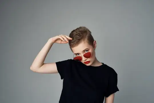 Красивая женщина в черной футболке на модном темном фоне