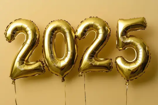 Золотые фольгированные шары с цифрами 2025 на бежевом фоне