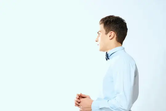 Мужчина в синей рубашке и бабочке