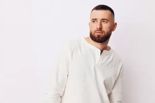 Мужчина стоит, смотрит, изолированный портрет, выражение лица, красивый, лицо, повседневный, счастливый, взрослый, модный парень, привлекательный, образ жизни, модель, фон, студия, борода, мужчина…