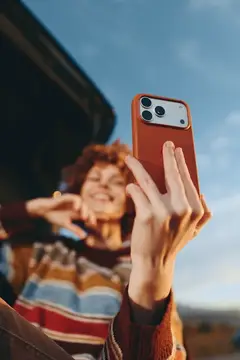 Рыжеволосая девушка делает селфи на смартфон на улице