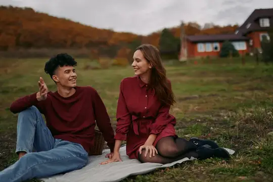 Теплое, спокойное настроение с мягким светом и непринужденным взаимодействием, правдоподобное повествование и спонтанное тепло, подчеркивающие доверие, повседневную близость и искреннее товарищество…