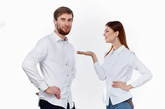 Мужчина и женщина в белых рубашках общаются на белом фоне