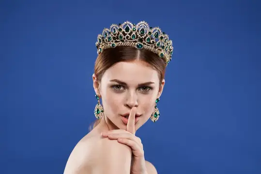 Портрет женщины с обнажёнными плечами, украшениями и косметикой, привлекательный взгляд крупным планом, стиль жизни