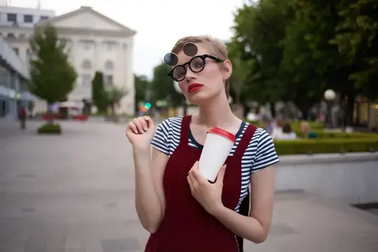 Женщина с короткой стрижкой на улице