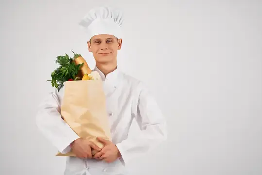 Шеф-повар с упаковкой продуктов готовит здоровую пищу