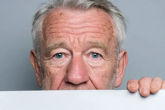 Интимный естественный снимок, подчеркивающий тайну, ожидание и мудрость