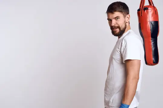 Спортивная машина, боксёрская груша, бинты на руках, упражнения