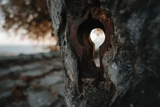 Ржавая замочная скважина в старинной каменной стене