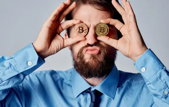 Бизнесмен, криптовалюта Bitcoin рядом с лицом, эмоции, финансы, технологии