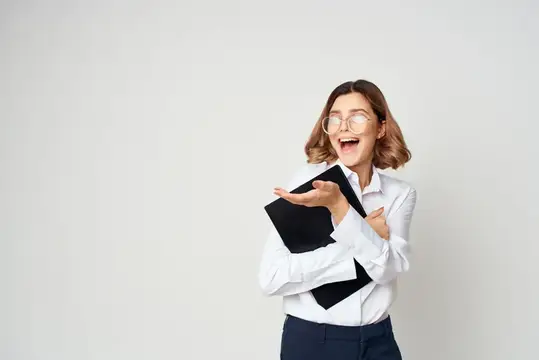 Улыбающаяся женщина в очках с блокнотом на светлом фоне